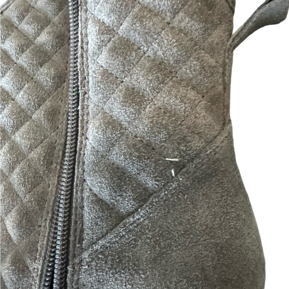 Isaac Mizrahi Kelly Quilted Heel Bootie Grey Suede - Leather Size 7 Women’s - Picture 10 of 13